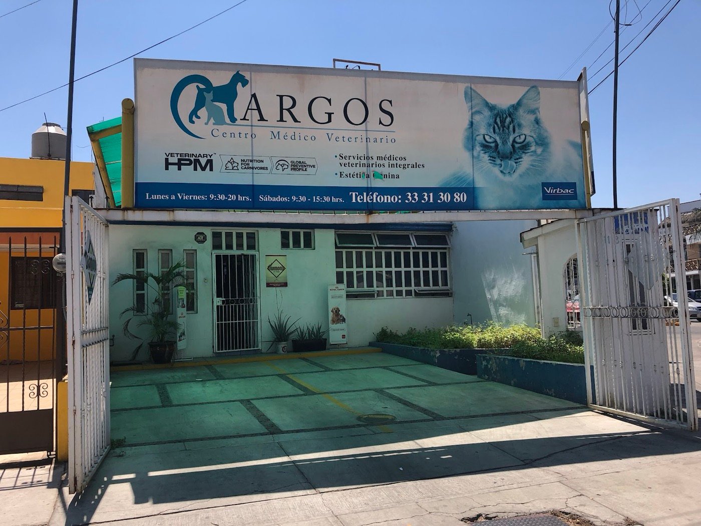 Fachada de Argos con su letrero